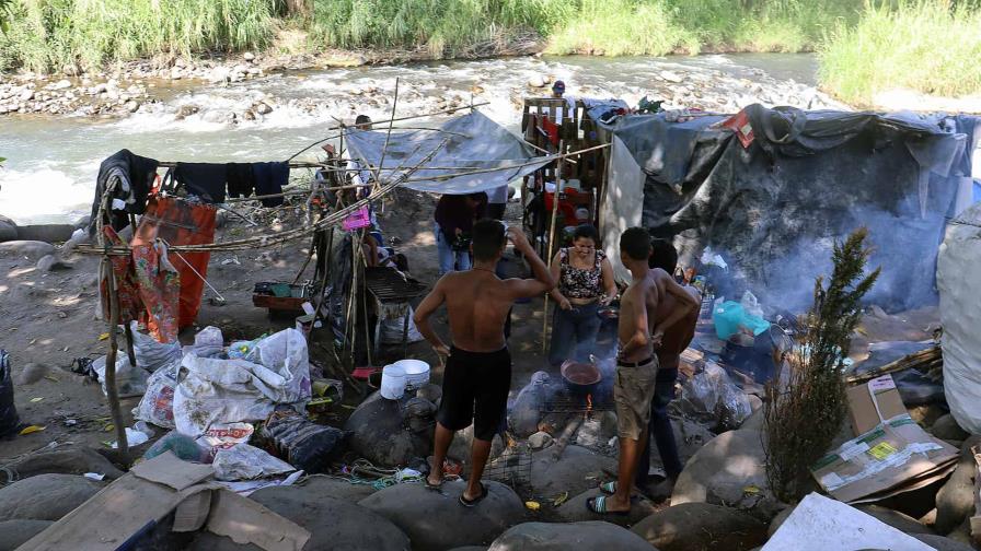 Migrantes se instalan de forma irregular en el río Coatán, en sur de México Migrantes se instalan de forma irregular en el río Coatán, en sur de México