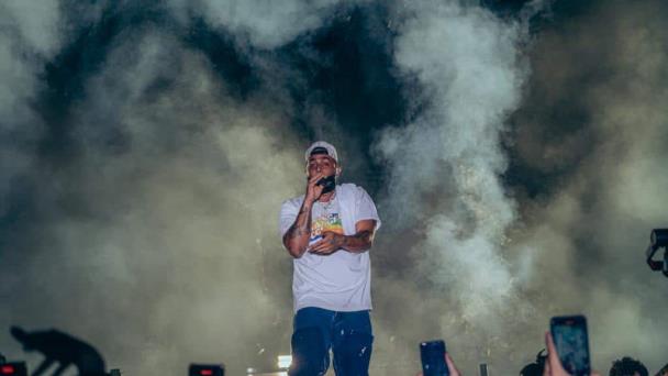 Eladio Carrión realiza concierto a casa llena en el parqueo del coliseo Teo Cruz