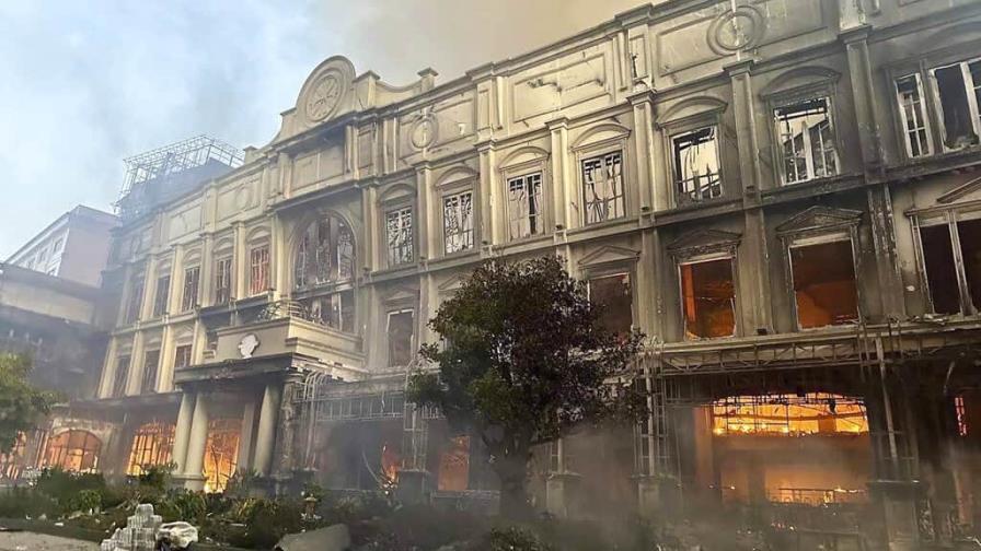 Continúa en Camboya la búsqueda de víctimas del incendio en casino Continúa en Camboya la búsqueda de víctimas del incendio en casino