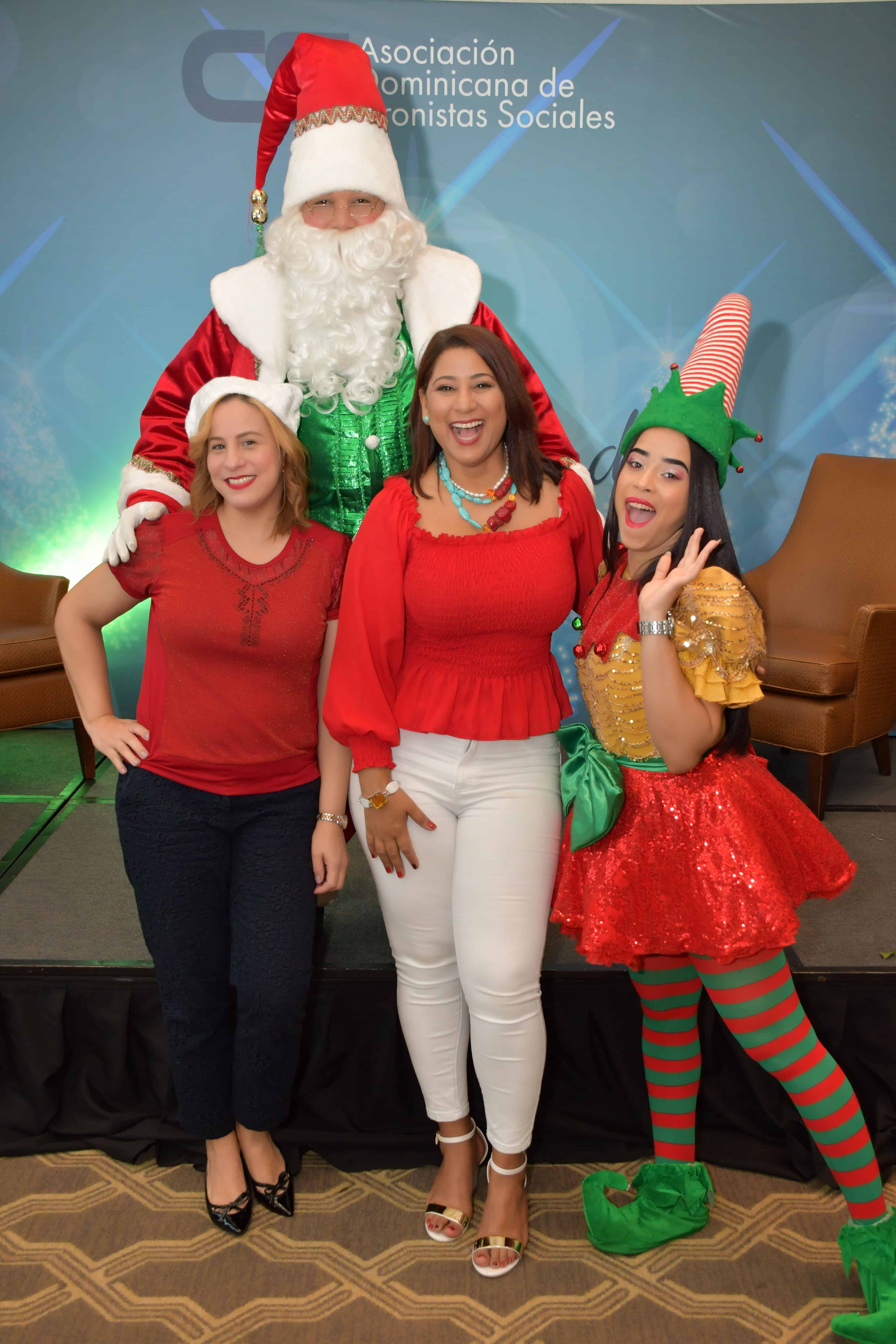Yohanna Hilario y Yenny Polanco Lovera junto a Santa Claus y la duendecita.