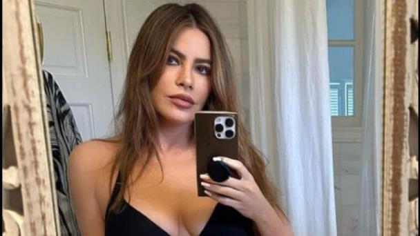 Sofía Vergara presume su belleza frente al espejo con un bikinazo de fin de año