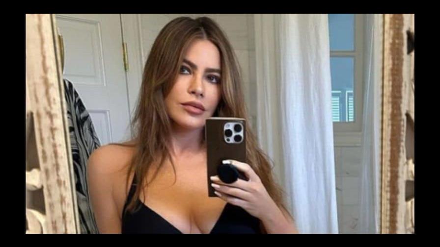 Sofía Vergara presume su belleza frente al espejo con un bikinazo de fin de año