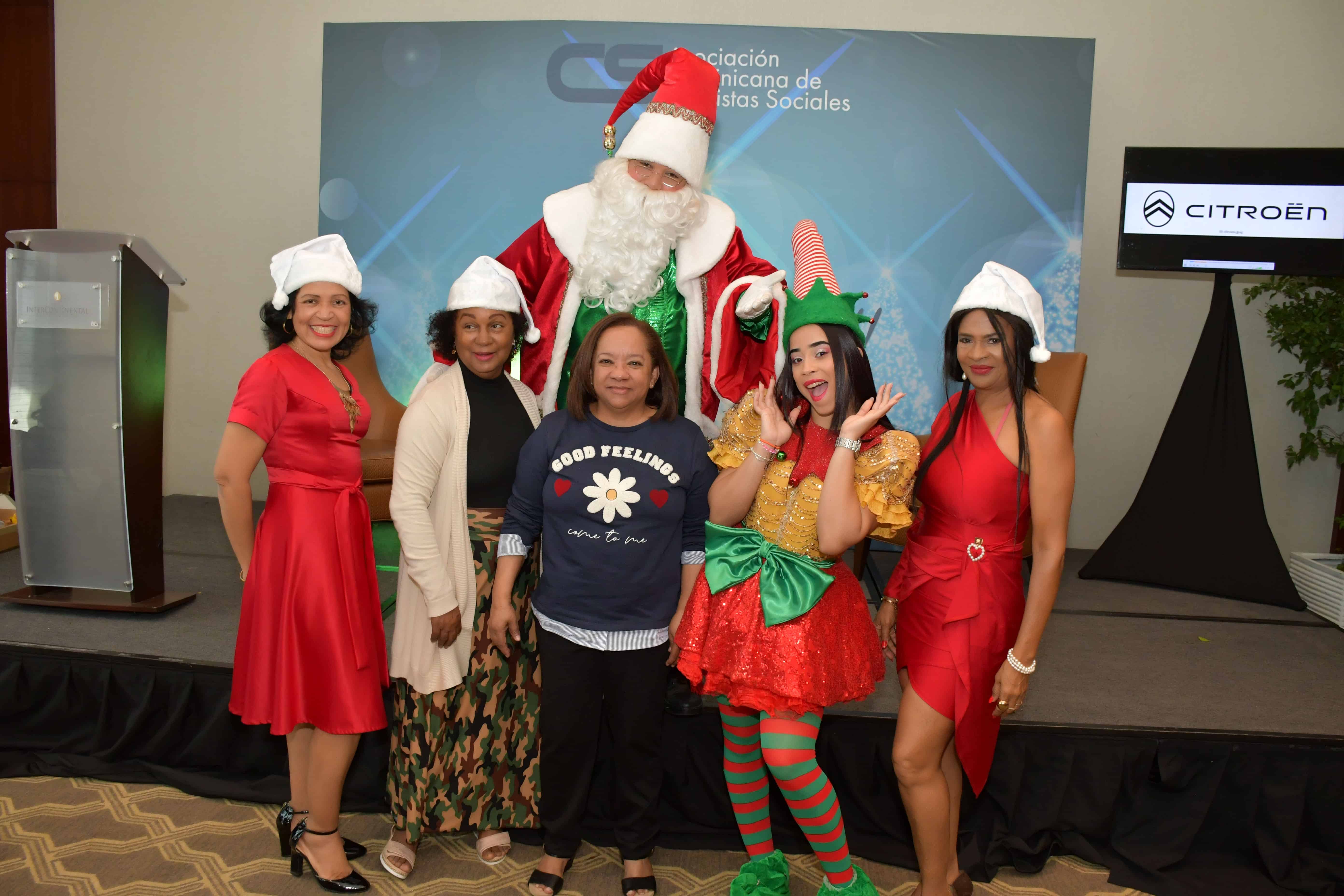 Las cronistas de Santiago junto a Santa Claus y la duendecita.