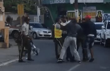 VIDEO|Ciudadano golpea a un agente de la Digesett que perdió el conocimiento