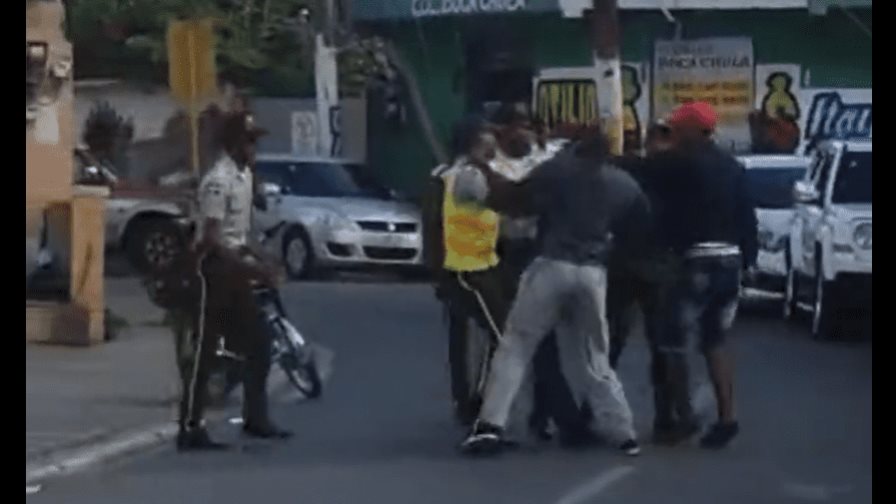 VIDEO|Ciudadano golpea a un agente de la Digesett que perdió el conocimiento