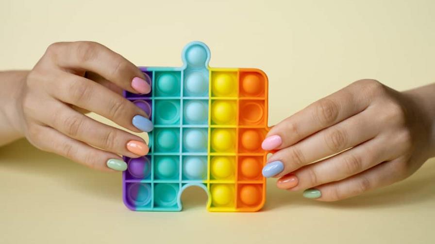 Odontopediatra advierte sobre riesgo de juguetes popis en bebés