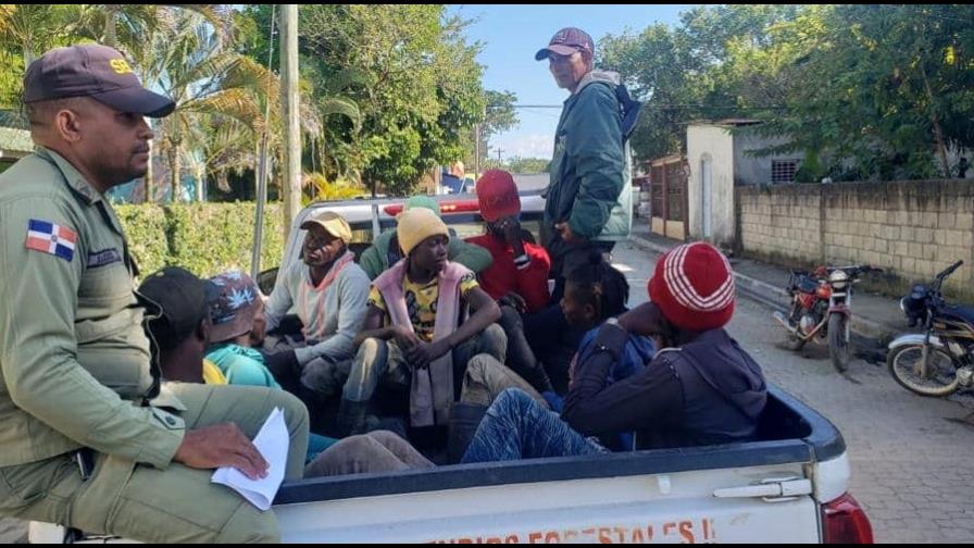 Medio Ambiente desaloja haitianos montaron venta de paca en salto Aguas Blancas de Constanza Medio Ambiente desaloja haitianos montaron venta de paca en salto Aguas Blancas de Constanza