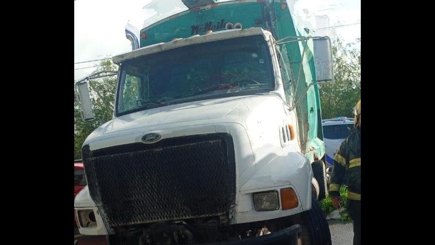 Accidente entre un motorista sin casco y un camión sin placa deja un fallecido