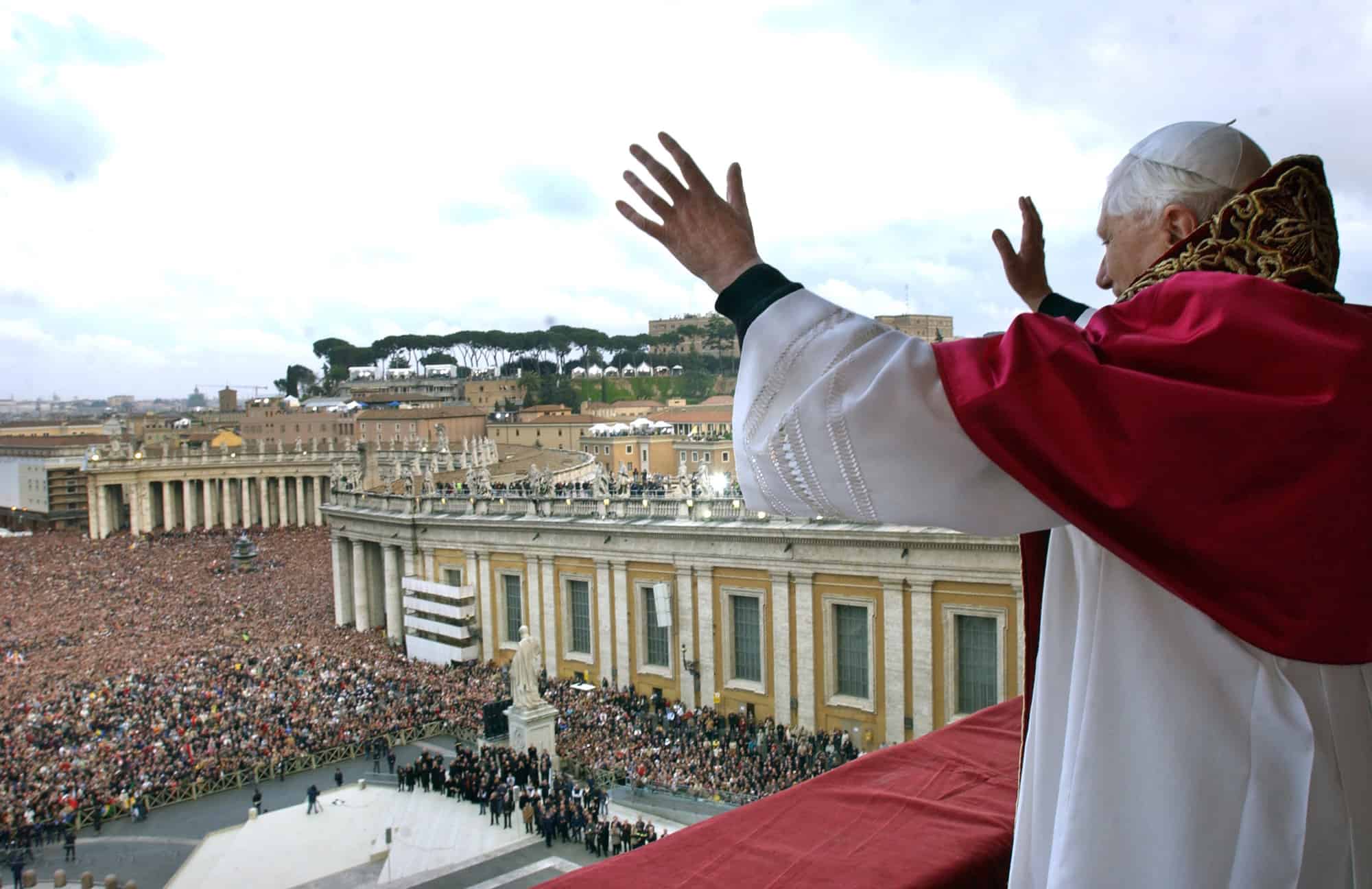 El Papa Benedicto XVI, Cardenal Joseph Ratzinger de Alemania, saluda desde un balcón de la Basílica de San Pedro en el Vaticano después de ser elegido por el cónclave de cardenales, el 19 de abril de 2005.