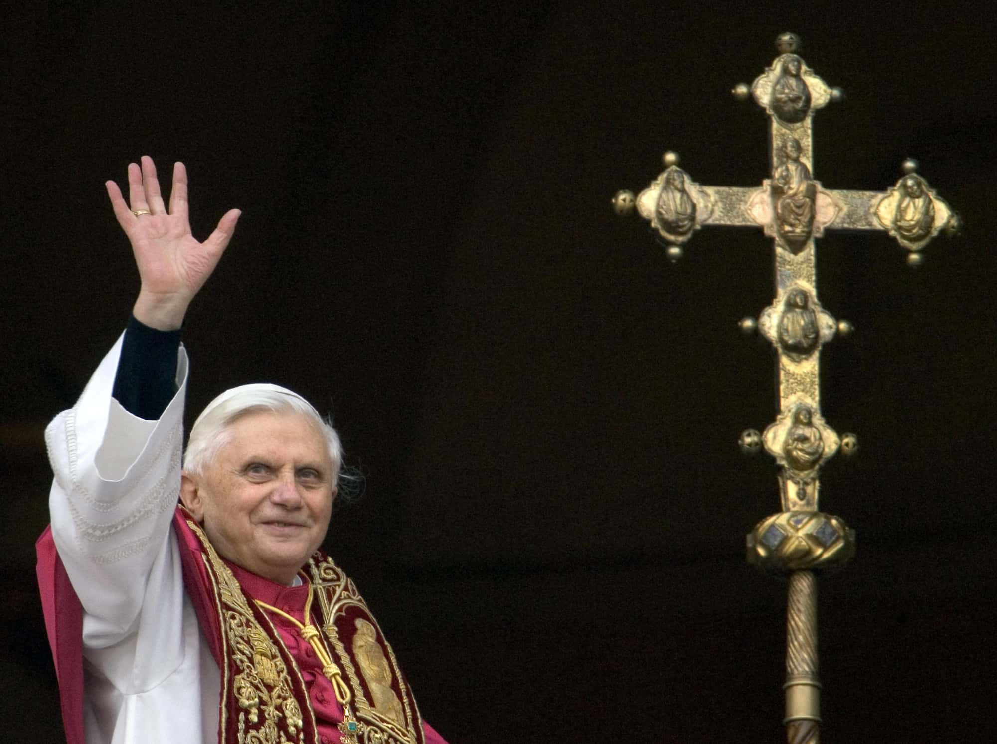 Foto tomada el 19 de abril de 2005 en la Ciudad del Vaticano del alemán Joseph Ratzinger, el nuevo Papa Benedicto XVI, saludando a la multitud desde la ventana del balcón principal de la Basílica de San Pedro después de ser elegido Papa número 265 de la Iglesia Católica Romana.