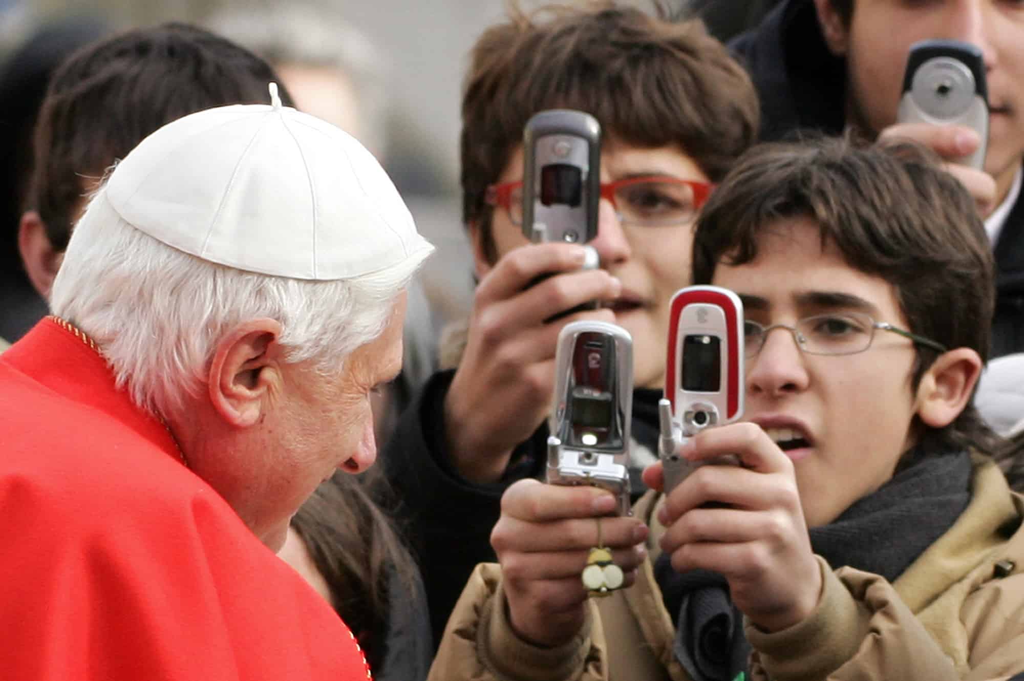 El Papa Benedicto XVI saluda a los peregrinos en la plaza de San Pedro en el Vaticano durante su audiencia general semanal, el 28 de diciembre de 2005. El pontífice oró por las víctimas del terremoto y tsunami asiáticos del año 2004, que mató al menos a 220.000 personas.