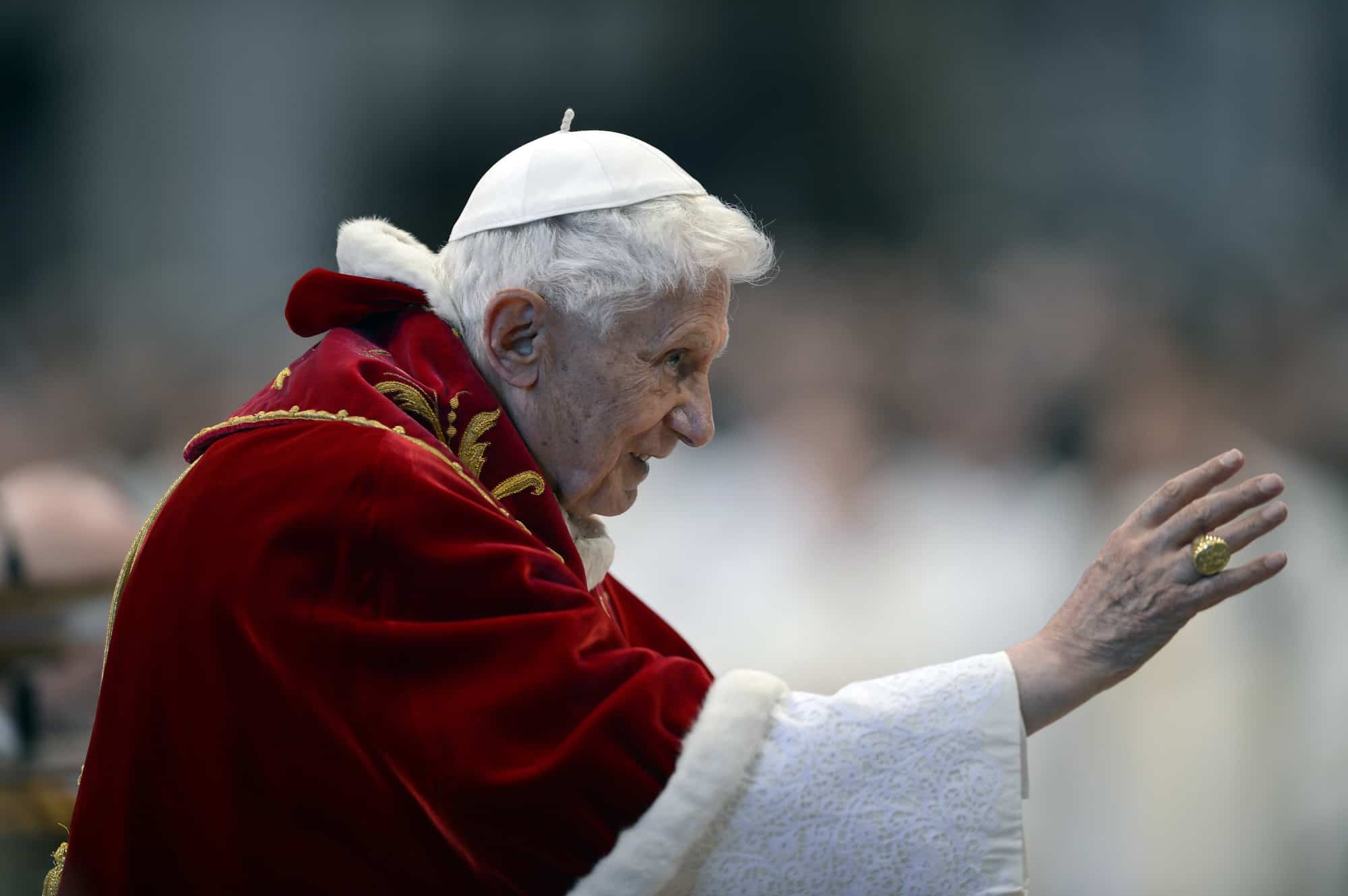 El Papa Benedicto XVI saluda al salir después de la misa en la Basílica de San Pedro para conmemorar el 900 aniversario de la Orden de los Caballeros de Malta, el 9 de febrero de 2013 en el Vaticano.