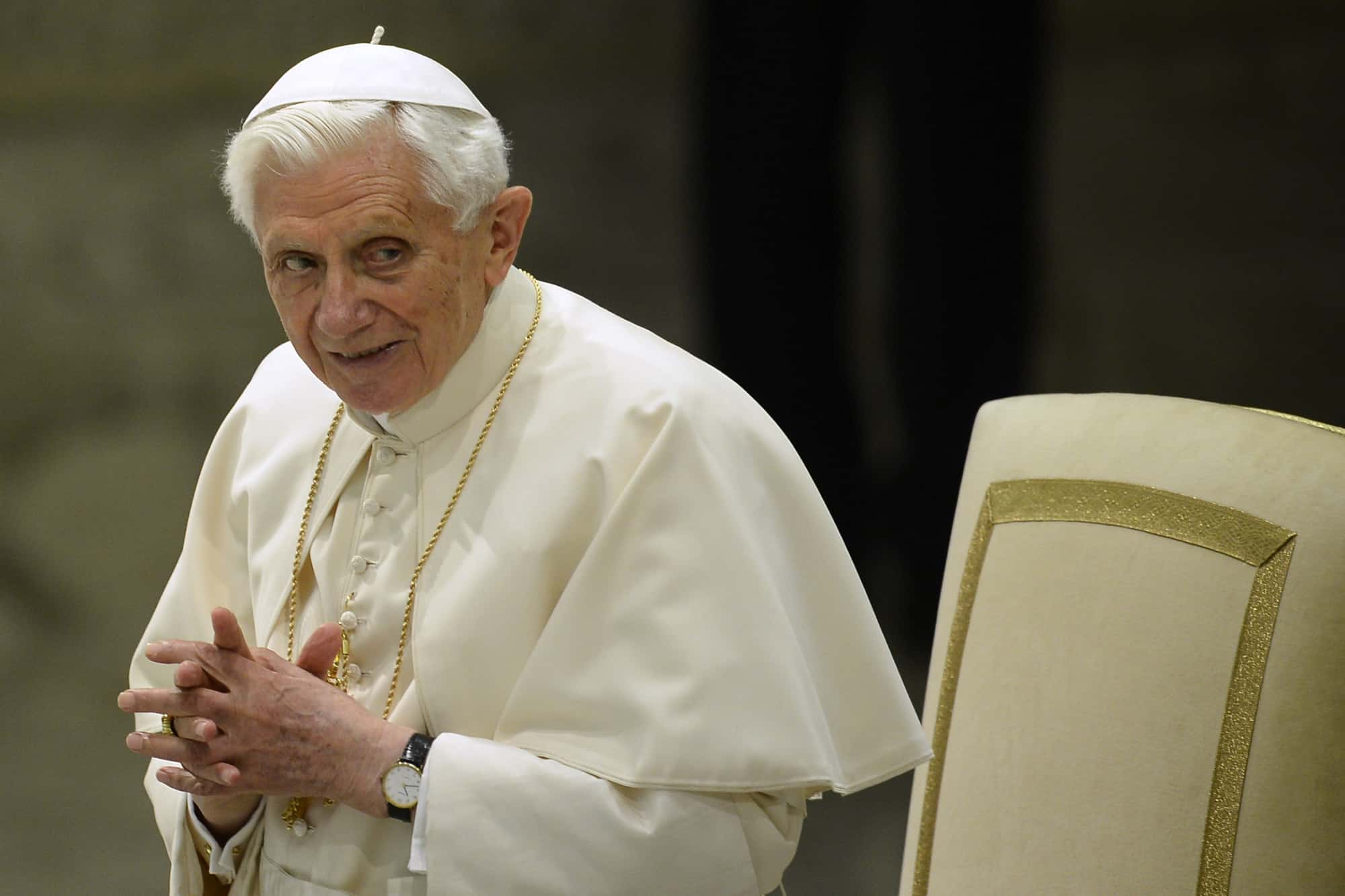 El Papa Benedicto XVI tiene lugar para su audiencia general semanal el 13 de febrero de 2013 en el Aula Pablo VI en el Vaticano. El Papa Benedicto XVI hizo su primera aparición pública el miércoles desde el impactante anuncio de su renuncia, cumpliendo con su agenda al presidir su audiencia general semanal.