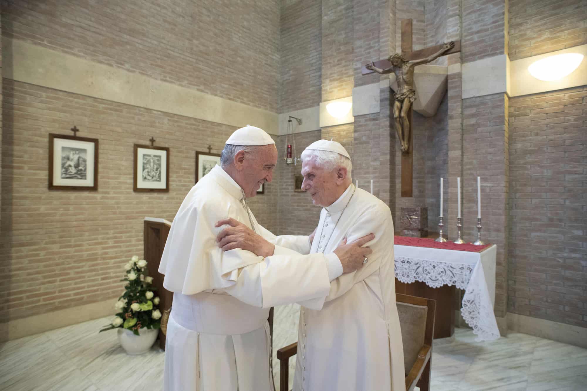 El Papa Francisco, a la izquierda, abraza al Papa Emérito Benedicto XVI, en el Vaticano, el 28 de junio de 2017. El Papa Francisco el miércoles 2 de diciembre de 2017.