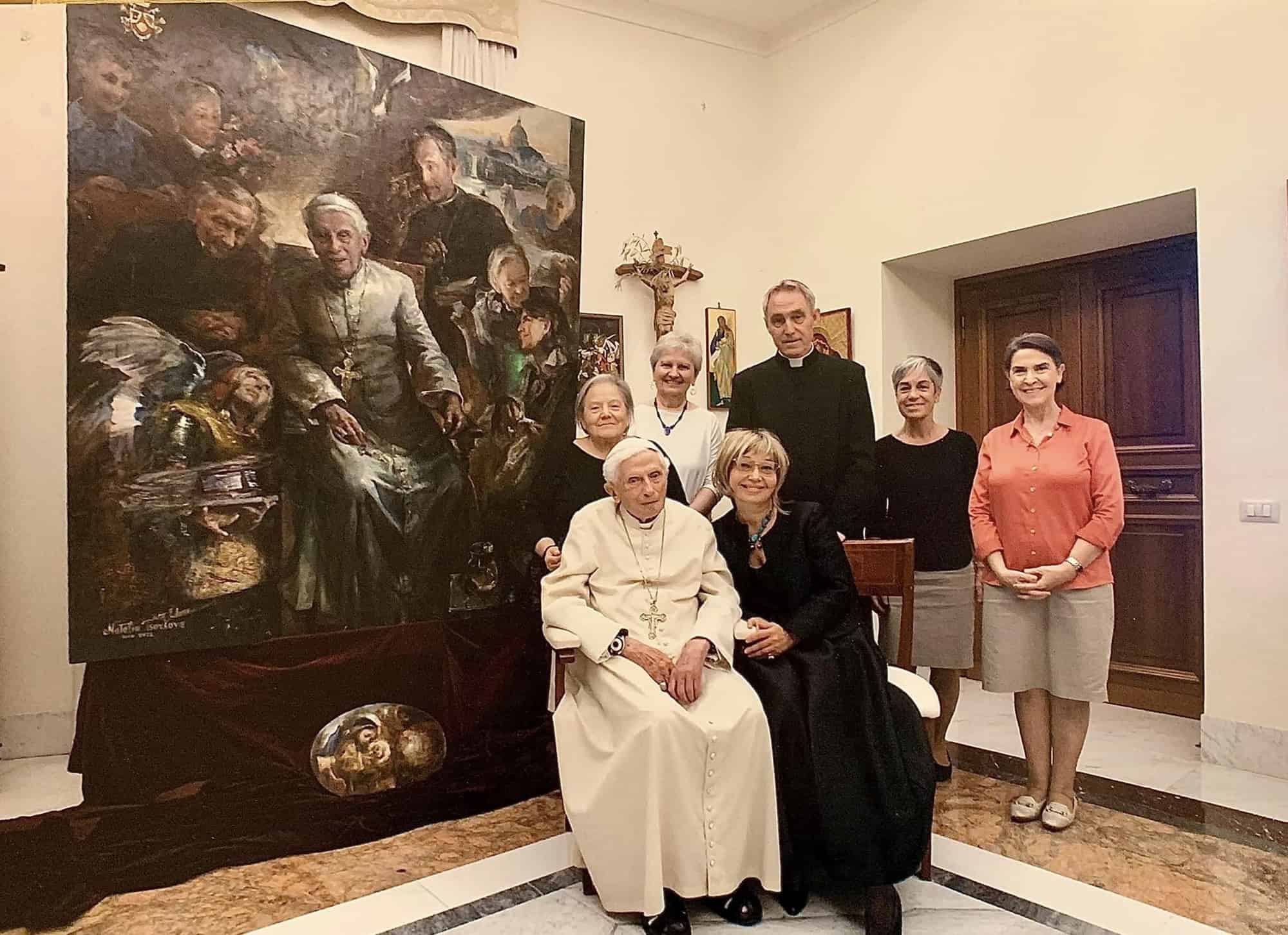 La pintora rusa Natalia Tsarkova ha presentado su última obra a Benedicto XVI en el convento del Vaticano donde reside. 04/11/2022