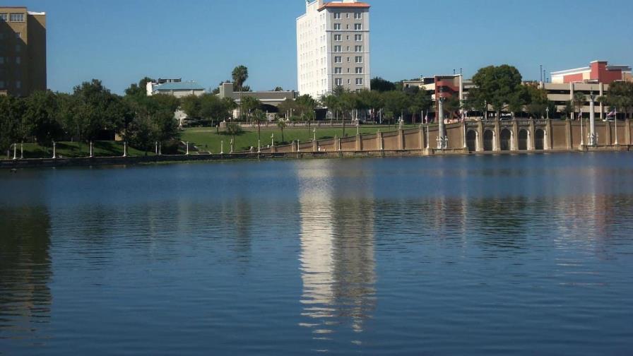 Hallan a una madre y dos hijos muertos en un auto sumergido en lago de Florida