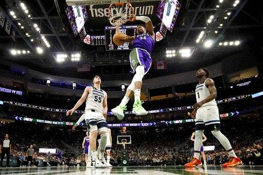 Antetokounmpo anota 43 puntos y Bucks ganan 123-114 a Timberwolves