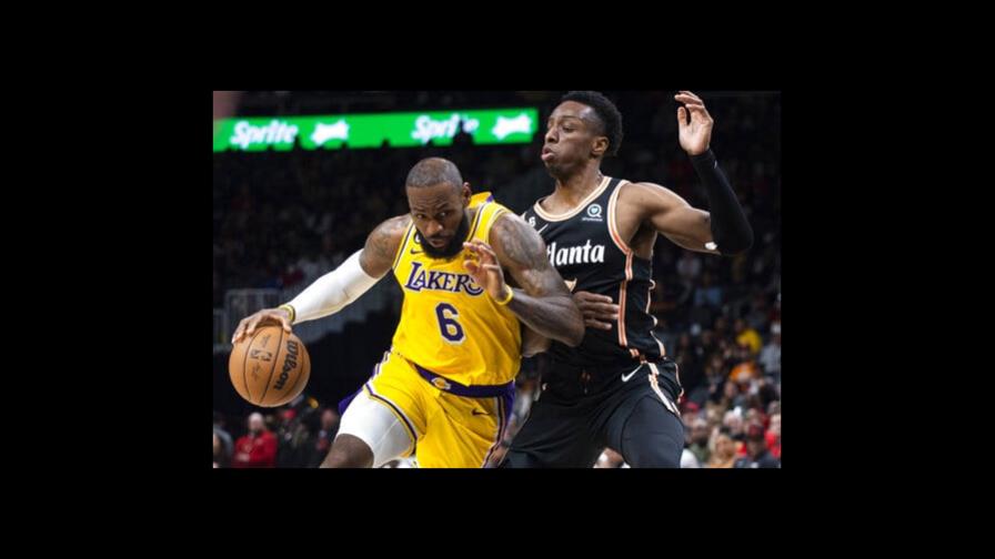 LeBron James anota 47 en cumpleaños y Lakers ganan 130-121 a Hawks