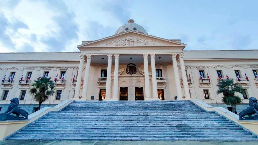 Luis Abinader pensiona a más de 1,700 personas del sector salud