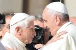 Francisco fue el primero en acudir a velar a Benedicto XVI tras su muerte Francisco fue el primero en acudir a velar a Benedicto XVI tras su muerte