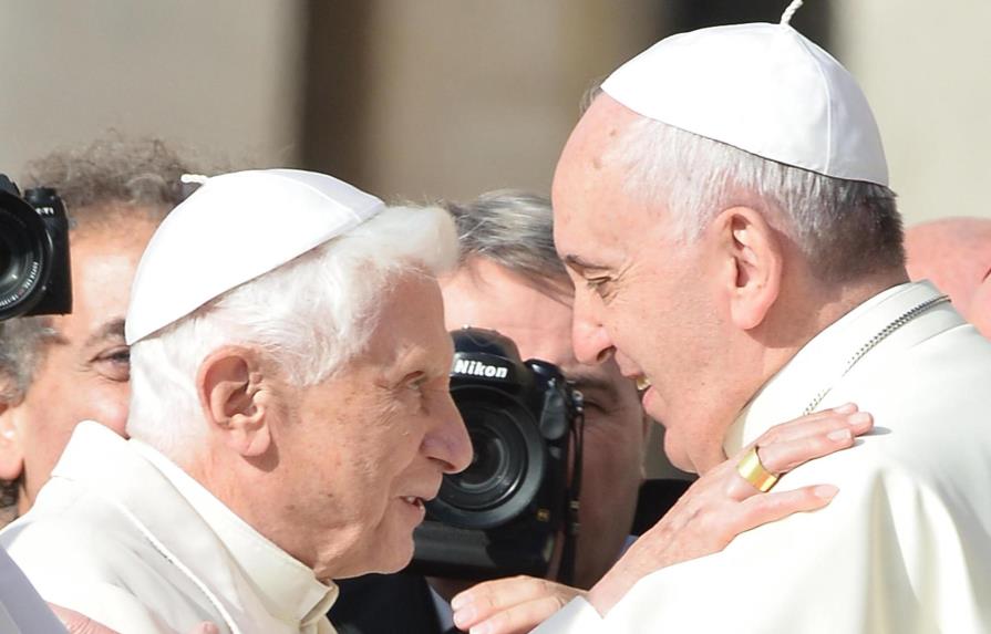 Francisco fue el primero en acudir a velar a Benedicto XVI tras su muerte