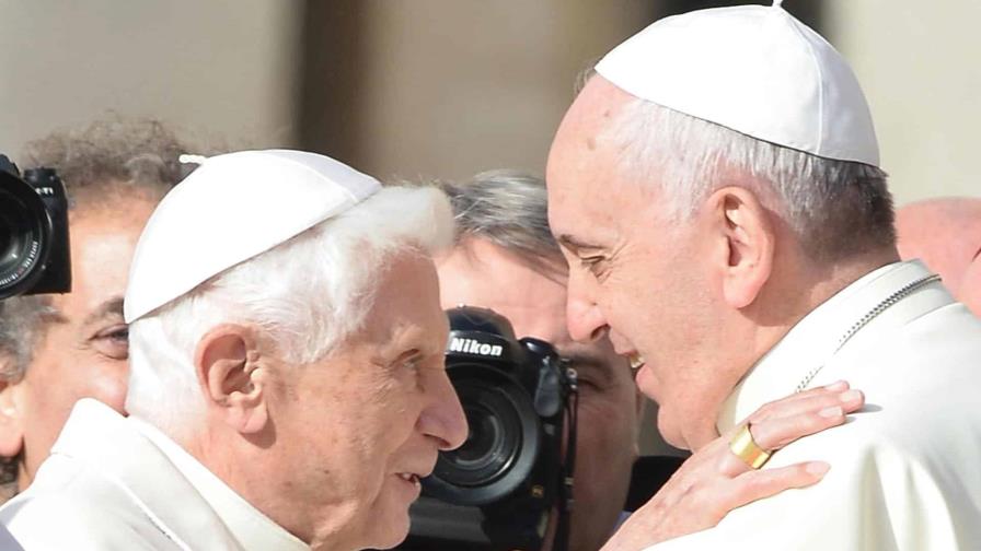 Francisco fue el primero en acudir a velar a Benedicto XVI tras su muerte