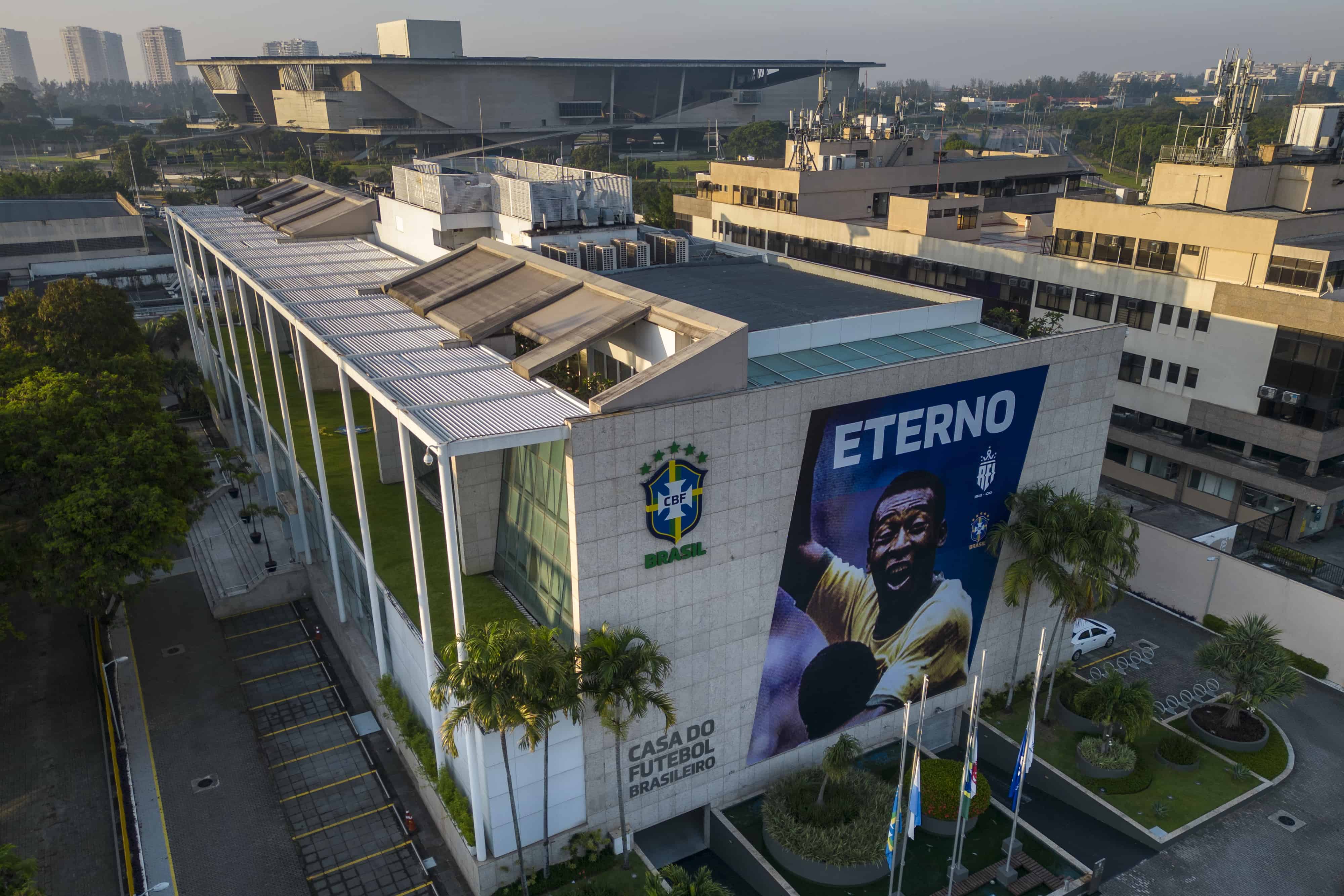 Una pancarta de la estrella del fútbol brasileño Pepe que dice Eterno en portugués decora el edificio de la Confederación Brasileña de Fútbol en Río de Janeiro, Brasil, el domingo 1 de enero de 2023, tres días después de su muerte en São Paulo a la edad de 82 años. 
