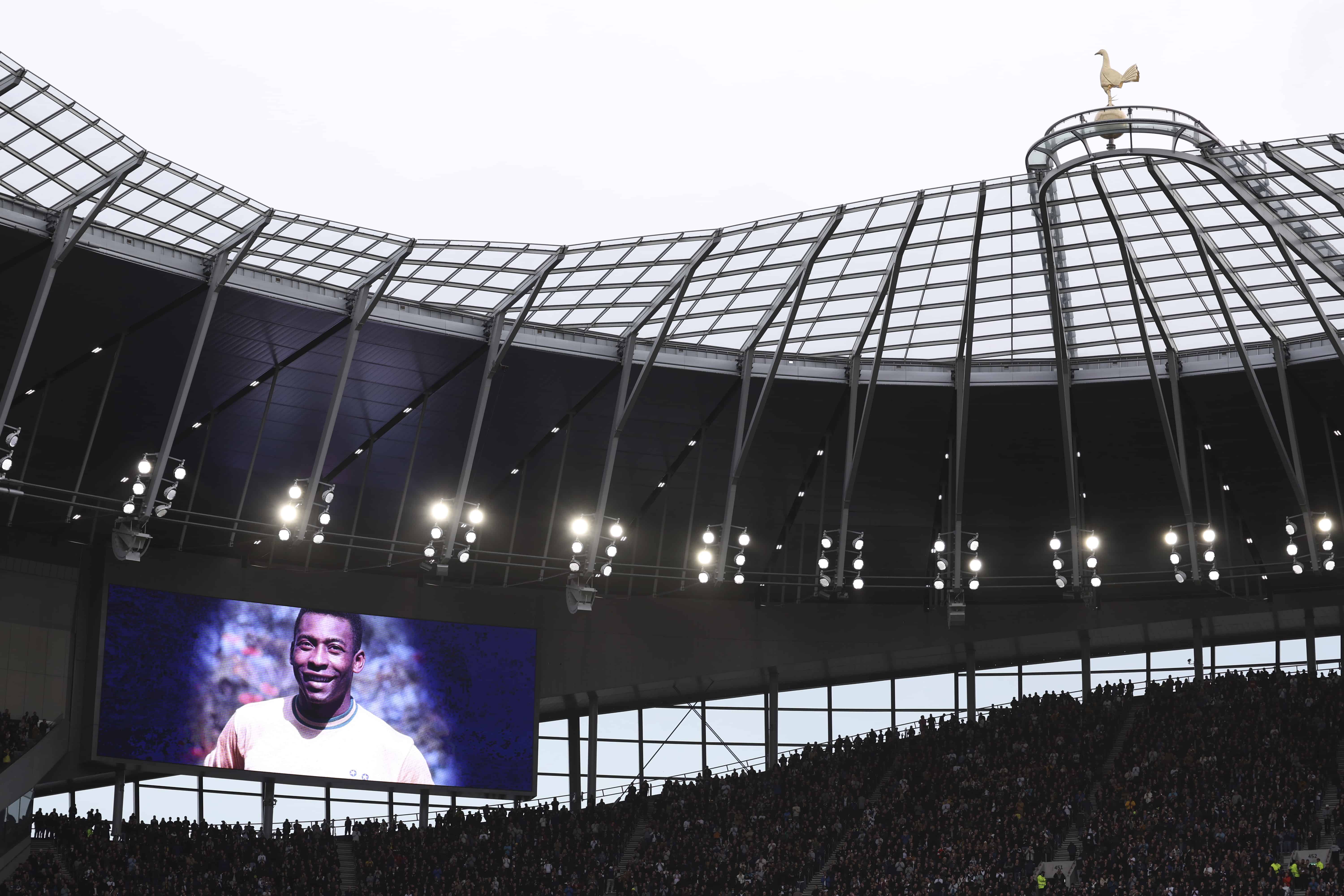 Una imagen de la leyenda del fútbol Pelé se muestra en una pantalla gigante antes del partido de fútbol de la Liga Premier inglesa entre Tottenham Hotspur y Aston Villa en el estadio Tottenham Hotspur de Londres, el domingo 1 de enero de 2023.
