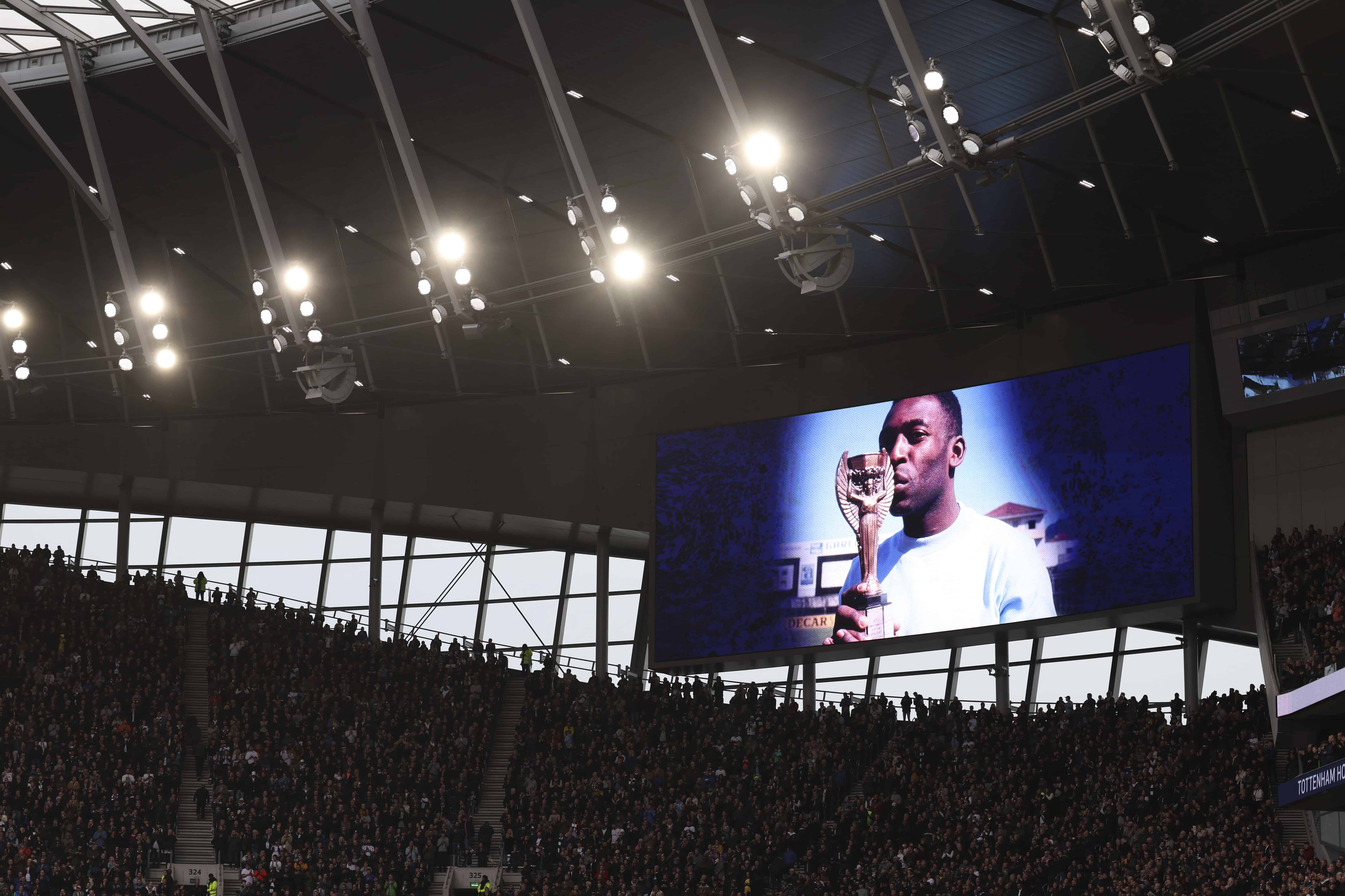 Una imagen de la leyenda del fútbol Pelé se muestra en una pantalla gigante antes del partido de fútbol de la Liga Premier inglesa entre Tottenham Hotspur y Aston Villa en el estadio Tottenham Hotspur de Londres, el domingo 1 de enero de 2023. 
