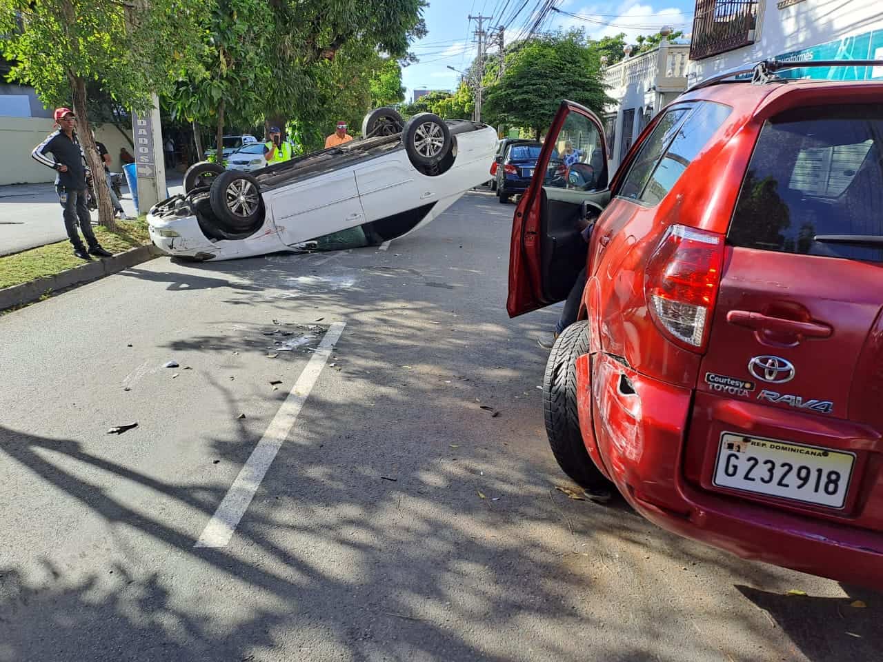 Vehículo volcado en la avenida República de Colombia.