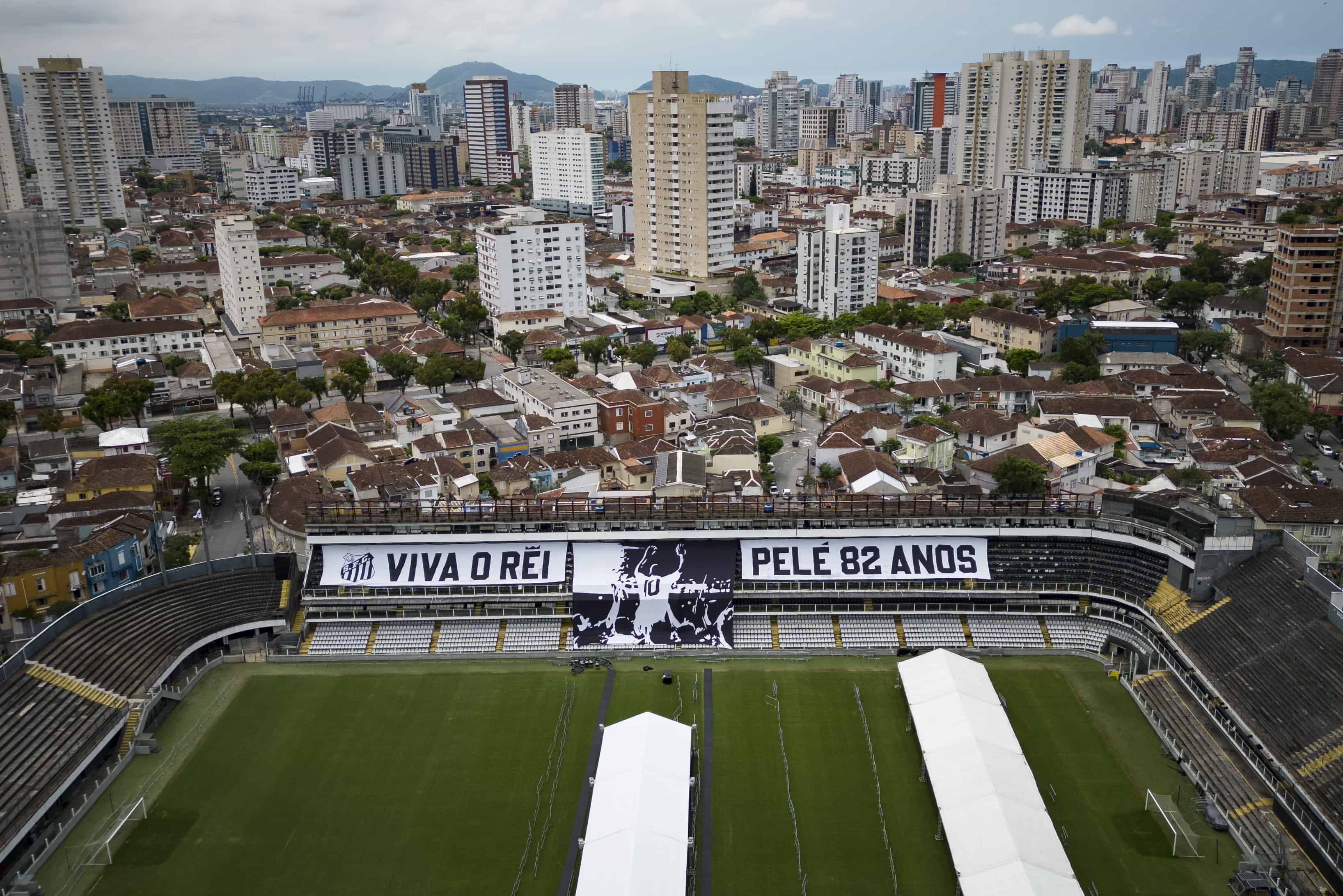 Pancartas gigantes que dicen en portugués: Viva el rey Pelé, 82 años, se exhiben en las gradas del estadio Vila Belmiro, sede del club de fútbol Santos, donde se llevará a cabo el funeral de Pelé, en Santos, Brasil, el sábado 2 de diciembre. El 31 de enero de 2022. Pelé, quien jugó la mayor parte de su carrera con el Santos, murió el jueves en Sao Paulo a los 82 años. 