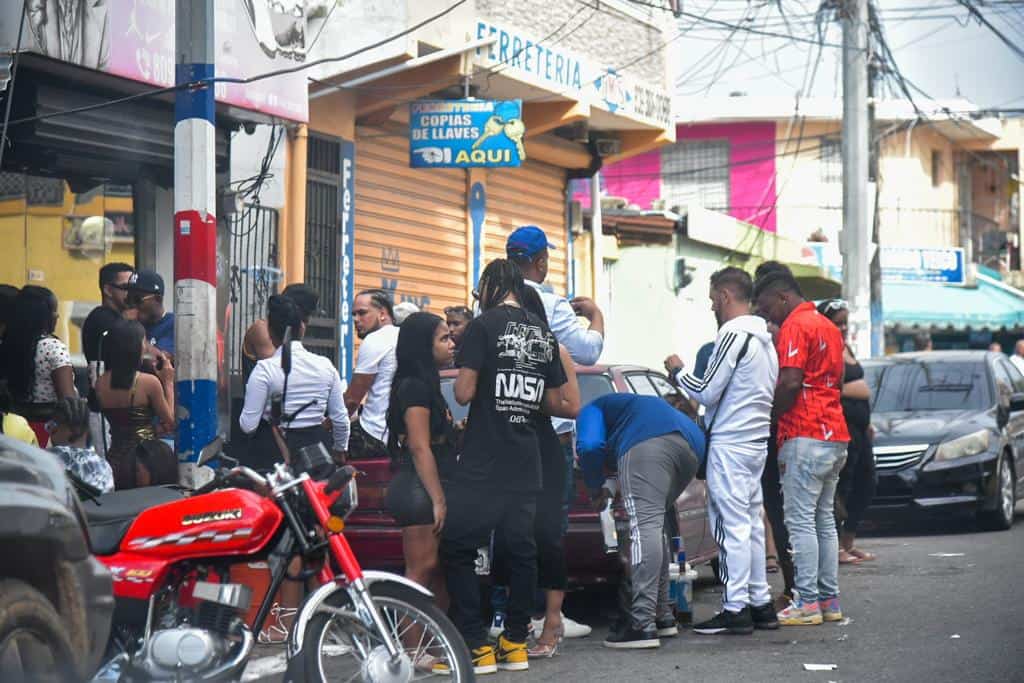 Jovénes en Los Mina.