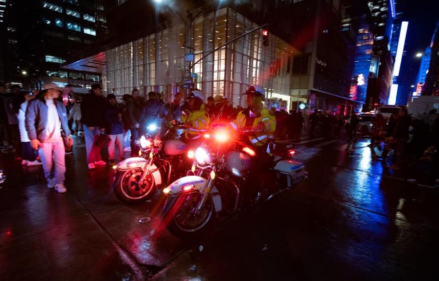 Hombre ataca policías con un machete en víspera de Año Nuevo en Times Square