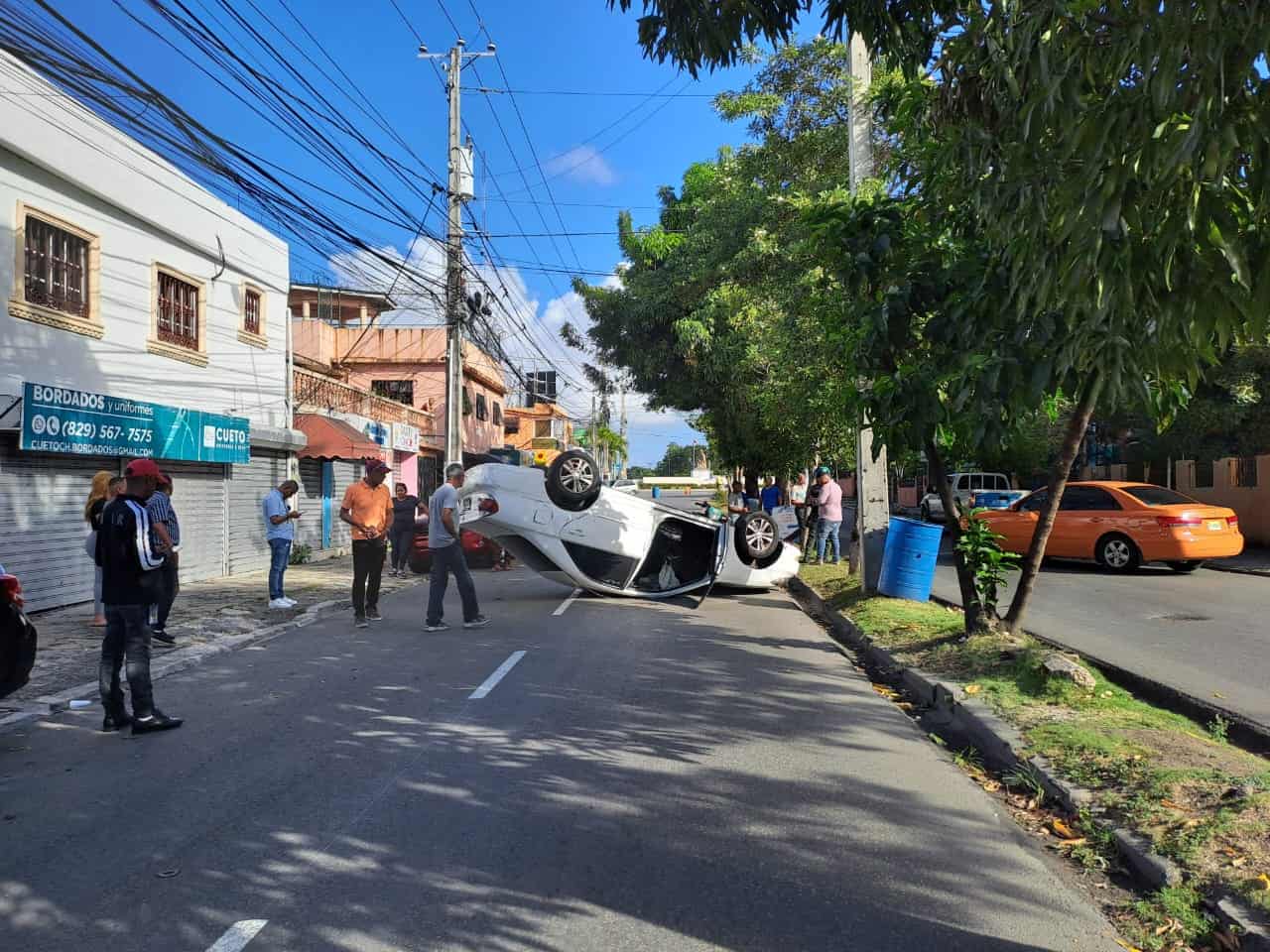 Vehículo volcado en la avenida República de Colombia.