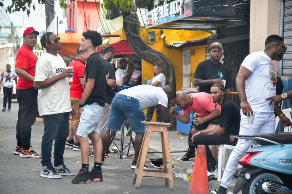 Jovénes en Los Mina.