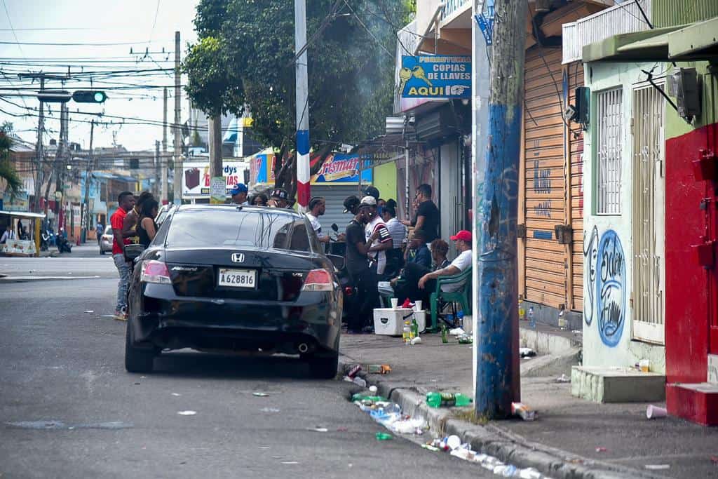 Jovénes en Los Mina.