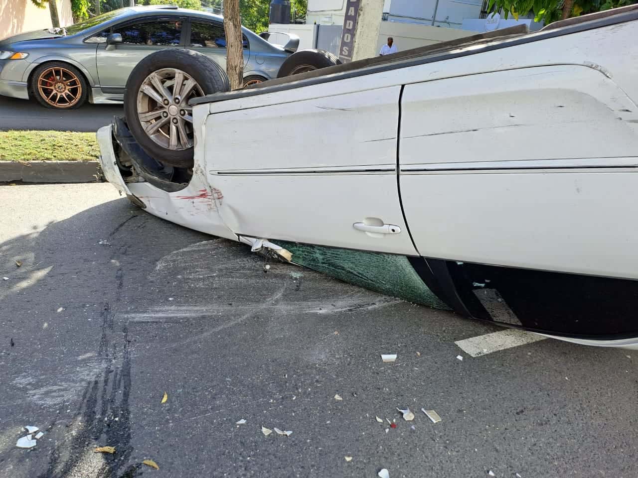 Vehículo volcado en la avenida República de Colombia.