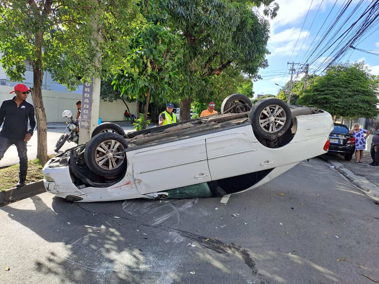 Vehículo volcado en la avenida República de Colombia.
