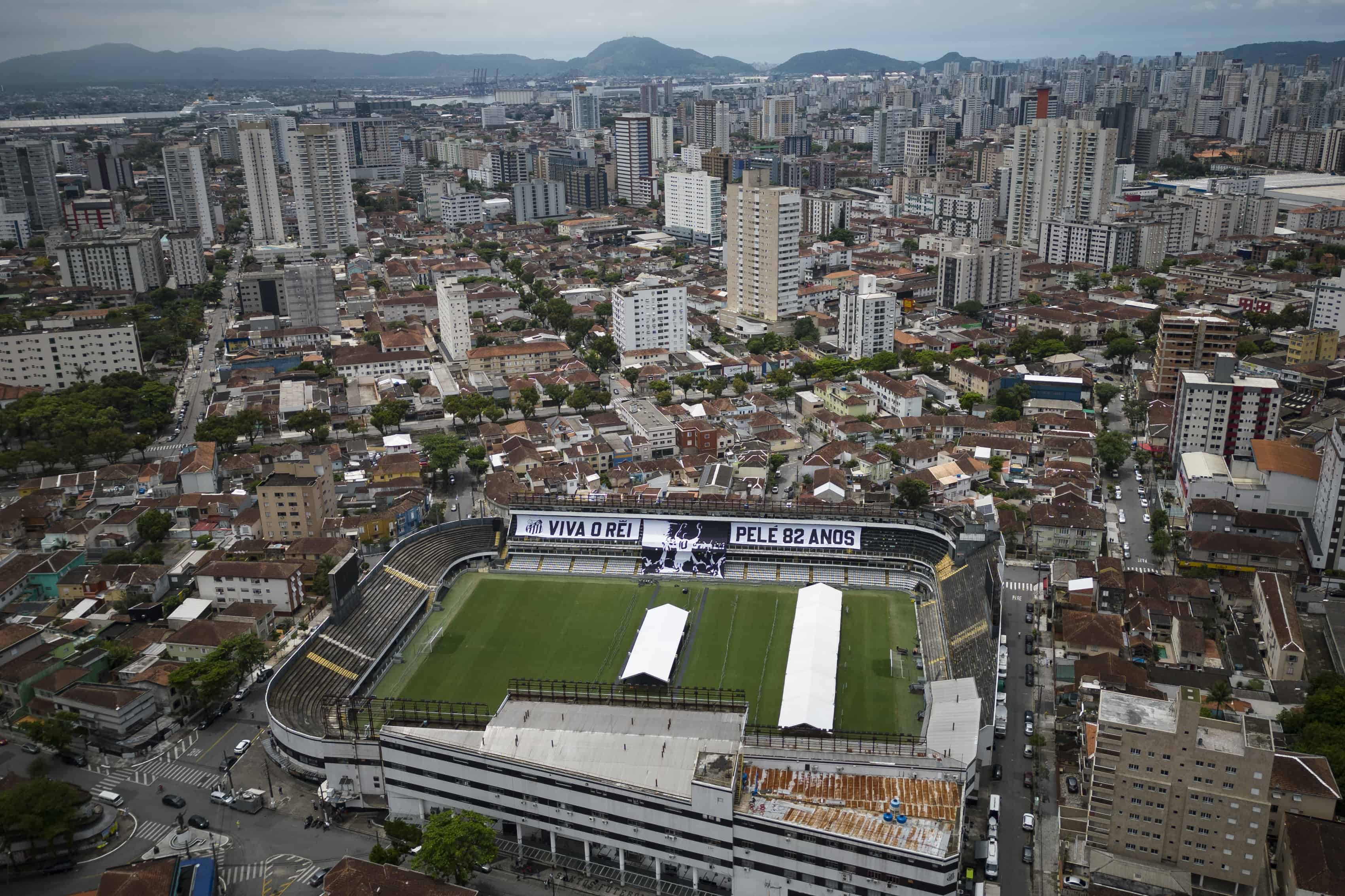 Pancartas gigantes que dicen en portugués: Viva el rey Pelé, 82 años, se exhiben en las gradas del estadio Vila Belmiro, sede del club de fútbol Santos, donde se llevará a cabo el funeral de Pelé, en Santos, Brasil, el sábado 2 de diciembre. El 31 de enero de 2022. Pelé, quien jugó la mayor parte de su carrera con el Santos, murió el jueves en Sao Paulo a los 82 años. 