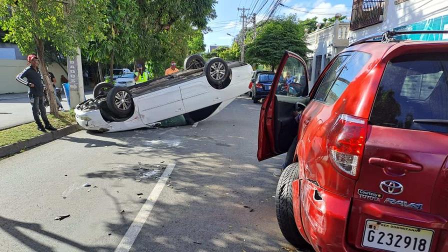 En primeras horas del 2023, se vuelca vehículo de conductor ebrio y siguen las celebraciones 
