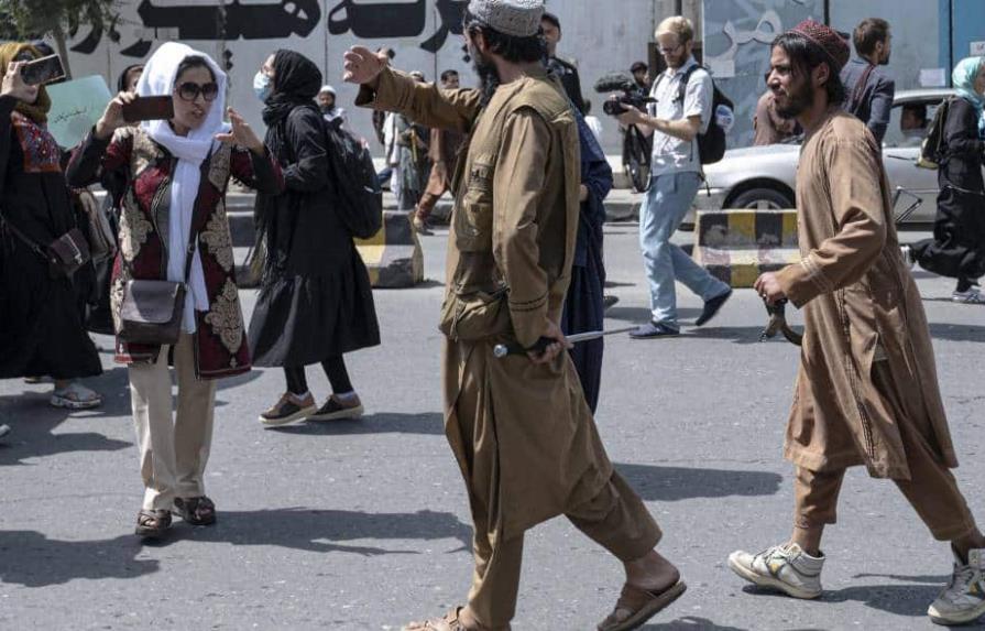 La ONU pide a los talibanes levantar restricciones contra las afganas