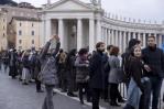 Benedicto XVI es despedido por miles de fieles en la basílica de San Pedro Benedicto XVI es despedido por miles de fieles en la basílica de San Pedro