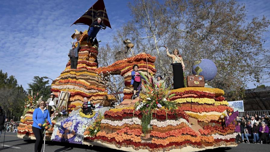 Desfile de las Rosas se salva de la lluvia en California