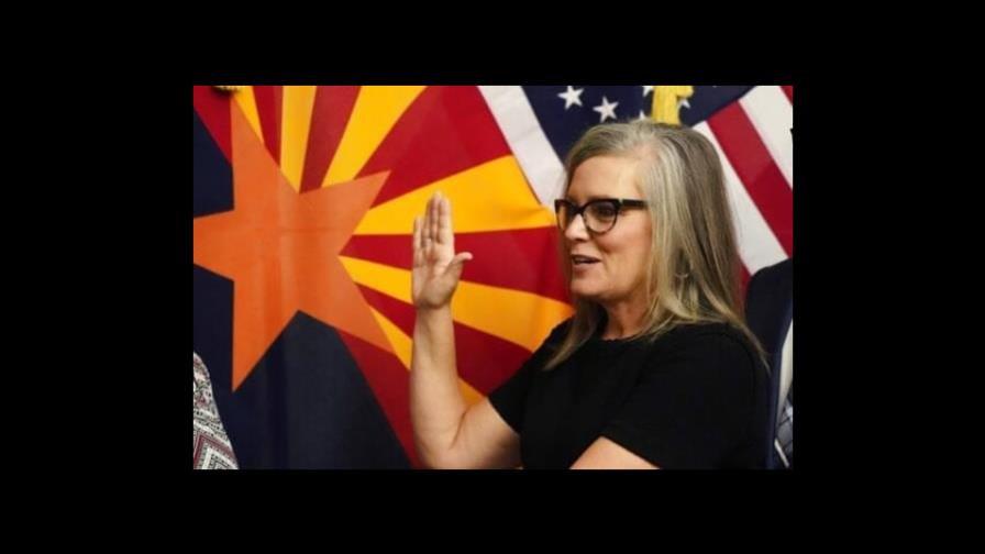La demócrata Katie Hobbs asume la gobernación de Arizona