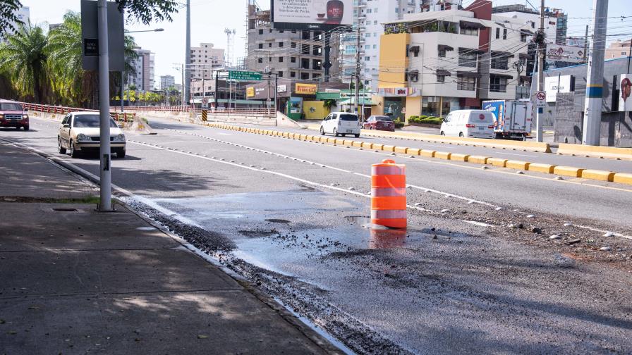 Fuga crea hoyo en la Gassett, próximo al elevado de la 27 de Febrero