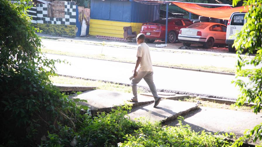 Las aceras de Los Jardines del Norte no son aptas para caminar