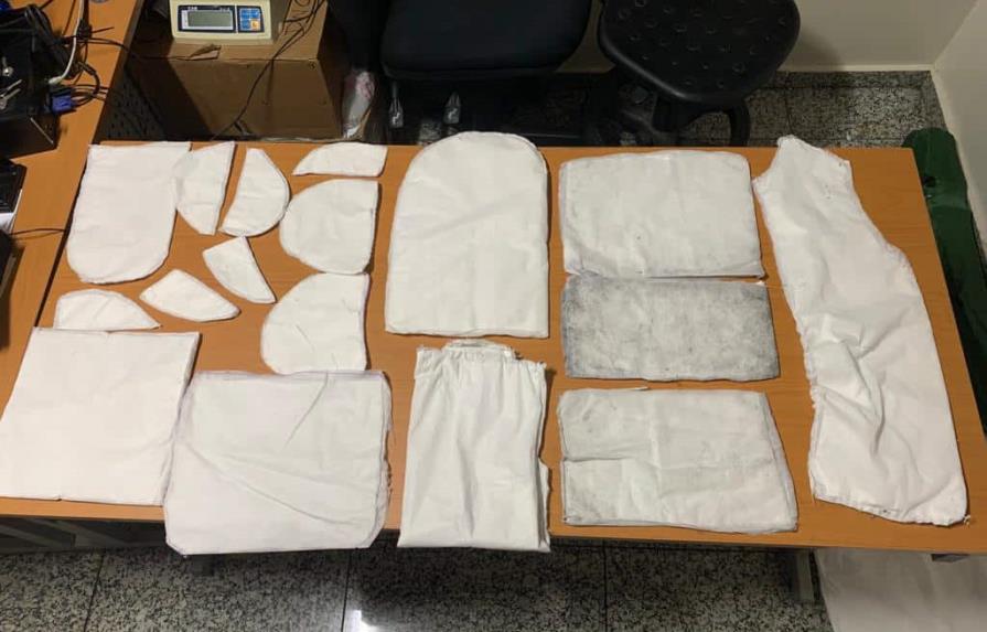 Ocupan en el AILA 21 láminas de cocaína camufladas en abrigos, carteras y mochilas