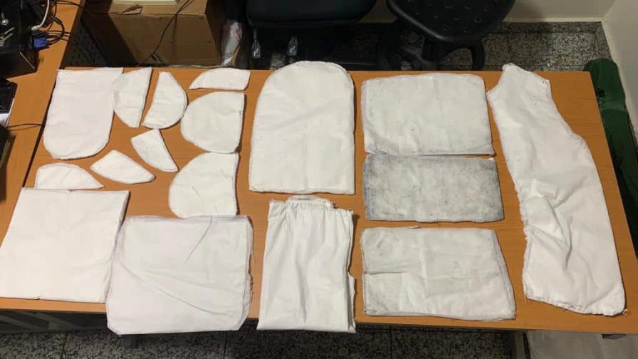 Ocupan en el AILA 21 láminas de cocaína camufladas en abrigos, carteras y mochilas