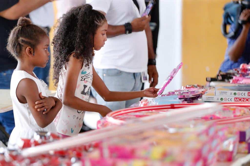 Niñas observando los juguetes.