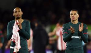 Liverpool sigue tambaleante, con derrota en Brentford